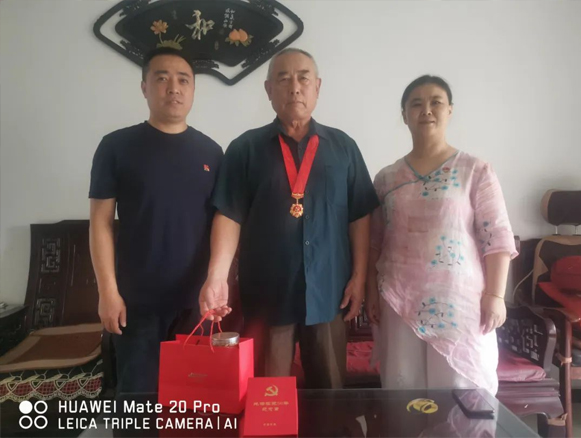寧陽一滕醫(yī)藥有限公司黨支部對2024年在黨五十周年老黨員進(jìn)行走訪慰問