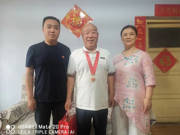 寧陽一滕醫(yī)藥有限公司黨支部對2024年在黨五十周年老黨員進(jìn)行走訪慰問