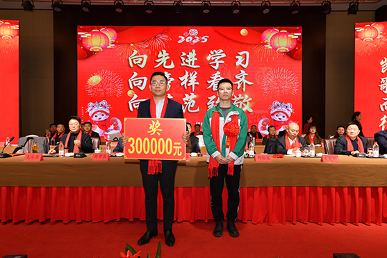 迎接新機(jī)遇 續(xù)寫新輝煌 | 一滕集團(tuán)2024年總結(jié)表彰大會暨2025年度責(zé)任狀授領(lǐng)儀式隆重舉行