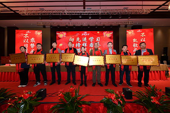 迎接新機(jī)遇 續(xù)寫新輝煌 | 一滕集團(tuán)2024年總結(jié)表彰大會暨2025年度責(zé)任狀授領(lǐng)儀式隆重舉行