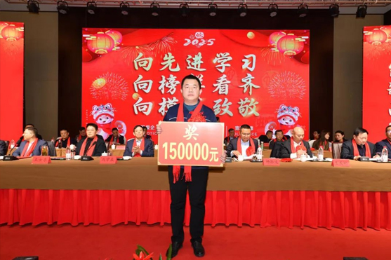 迎接新機(jī)遇 續(xù)寫新輝煌 | 一滕集團(tuán)2024年總結(jié)表彰大會暨2025年度責(zé)任狀授領(lǐng)儀式隆重舉行
