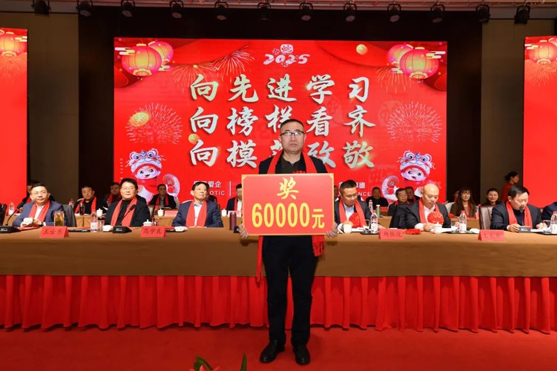 迎接新機(jī)遇 續(xù)寫新輝煌 | 一滕集團(tuán)2024年總結(jié)表彰大會暨2025年度責(zé)任狀授領(lǐng)儀式隆重舉行
