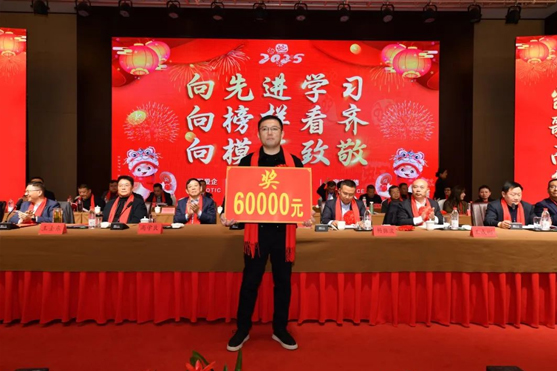 迎接新機(jī)遇 續(xù)寫新輝煌 | 一滕集團(tuán)2024年總結(jié)表彰大會暨2025年度責(zé)任狀授領(lǐng)儀式隆重舉行