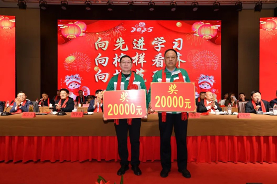 迎接新機(jī)遇 續(xù)寫新輝煌 | 一滕集團(tuán)2024年總結(jié)表彰大會暨2025年度責(zé)任狀授領(lǐng)儀式隆重舉行