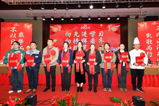 迎接新機(jī)遇 續(xù)寫新輝煌 | 一滕集團(tuán)2024年總結(jié)表彰大會暨2025年度責(zé)任狀授領(lǐng)儀式隆重舉行