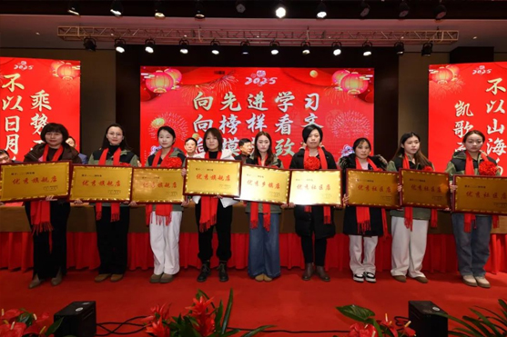 迎接新機(jī)遇 續(xù)寫新輝煌 | 一滕集團(tuán)2024年總結(jié)表彰大會暨2025年度責(zé)任狀授領(lǐng)儀式隆重舉行