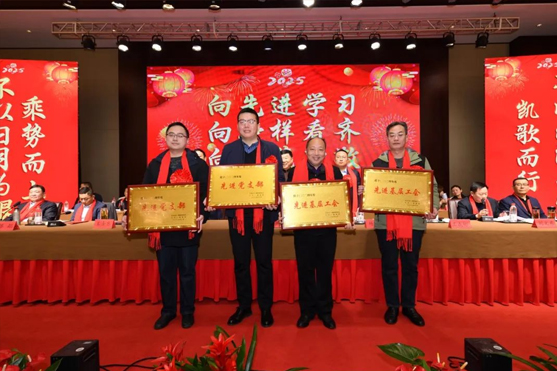 迎接新機(jī)遇 續(xù)寫新輝煌 | 一滕集團(tuán)2024年總結(jié)表彰大會暨2025年度責(zé)任狀授領(lǐng)儀式隆重舉行