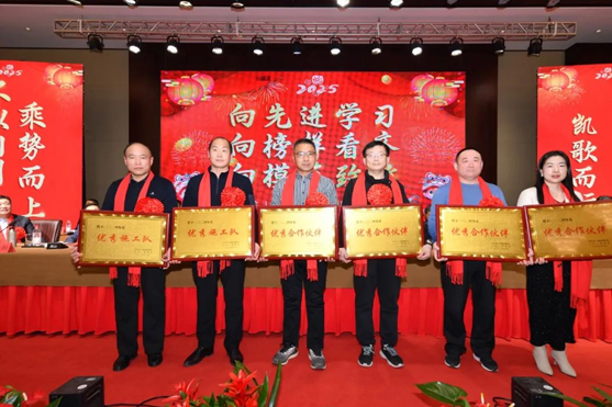迎接新機(jī)遇 續(xù)寫新輝煌 | 一滕集團(tuán)2024年總結(jié)表彰大會暨2025年度責(zé)任狀授領(lǐng)儀式隆重舉行