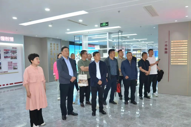哈密市工商聯(lián)考察團(tuán)到一滕集團(tuán)參觀考察
